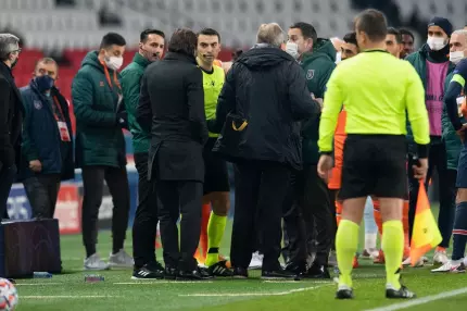 Fotbalişti străini trecuţi prin Liga I, reacţii după scandalul de la Paris Saint Germain - Istanbul Başakşehir Meciul Paris Saint Germain - Istanbul Başakşehir se va relua miercuri seara