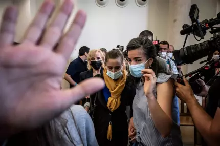 Procesul lui Valérie Bacot. Femeia este acuzată că și-a ucis tatăl vitreg care a violat-o de la 12 ani, apoi i-a devenit soț și proxenet Procesul lui Valérie Bacot. Femeia este acuzată că și-a ucis tatăl vitreg care a violat-o de la 12 ani, apoi i-a devenit soț și proxenet