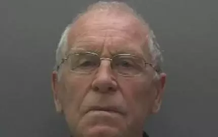 Un profesor englez care a recunoscut că a abuzat şapte elevi de la o şcoală de băieţi, condamnat la închisoare Profesorul englez condamnat la închisoare are acum 82 de ani