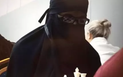 Povestea bizară a tânărului care s-a deghizat în femeie pentru a participa la un concurs de șah Povestea bizară a tânărului care s-a deghizat în femeie pentru a participa la un concurs de șah