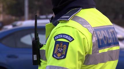 Prins băut la volan, un şofer din Alba a încercat să cumpere un poliţist cu bani şi a plusat cu coniac. Cum a recționat agentul de la Rutieră Prins băut la volan, un şofer din Alba a încercat să cumpere un poliţist cu bani şi a plusat cu coniac. Cum a recționat agentul de la Rutieră