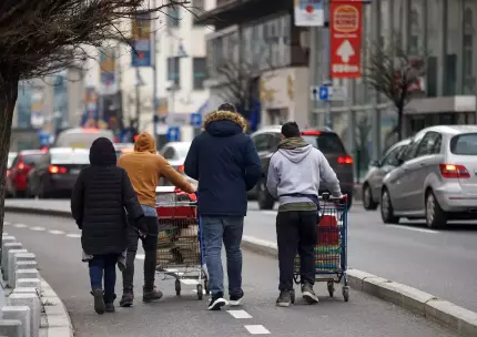 Oameni pe străzi în București, România Program nou pentru șomerii peste 30 de ani. Calificare la locul de muncă și subvenții