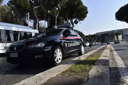 Maşină de poliţie în Italia Doi români, prinşi la furat motorină în Italia. Cu ce sumă au vrut să-i mituiască pe carabinieri: au fost arestaţi pe loc
