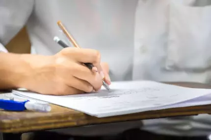 Simularea Evaluării Naţionale se încheie cu proba la limba şi literatura maternă Elevii de clasa a VIII-a susțin simularea Evaluării Naţionale 2025 la limba maternă