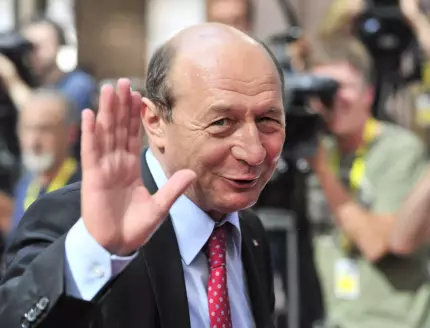 Băsescu, după ce Rusia a acuzat UE de anularea alegerilor în România: Nu mai au ruşine. Au ieşit şi au spus: Ăsta-i omul, îl susţinem! Președintele României, Traian Băsescu, salută în timp ce sosește la o reuniune specială a Consiliului European pentru a discuta despre numirile ulterioare la sediul Uniunii Europene din Bruxelles, pe 16 iulie 2014
