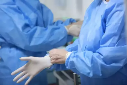 Medici care se pregătesc de o intervenţie chirurgicală O femeie s-a prefăcut că are cancer şi a dispărut apoi cu mii de euro, banii donaţi de oamenii dintr-un sat din Belgia. De ce nu va face închisoare