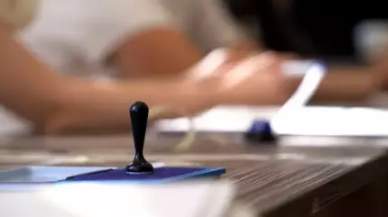 Ştampilă de vot, pe masă, într-o secţie de votare Ce nu ai voie să faci în ziua votului. Greşeala care se pedepseşte şi cu 3 ani de închisoare