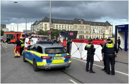 Atac cu cuțitul într-o gară din Hamburg. 12 oameni au fost răniți, trei dintre ei sunt în stare critică Atac cu cuțitul într-o gară din Hamburg. 12 oameni au fost răniți, trei dintre ei sunt în stare critică