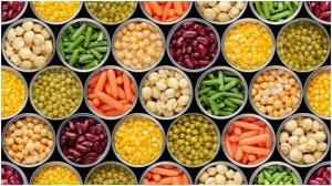 Alimentul din supermarketuri pe care mulți români îl cumpără, dar puțini îl și consumă corect. Cât de periculos devine și cum se prepară, de fapt